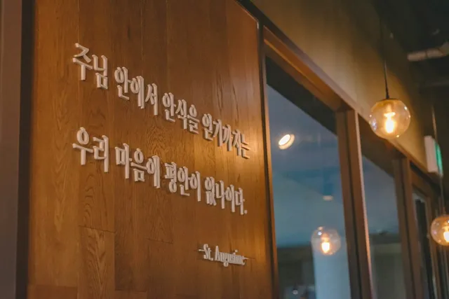 카페 디저트 접시 드라마·영화 트렌드로 보는 최신 K-콘텐츠 시청 가이드